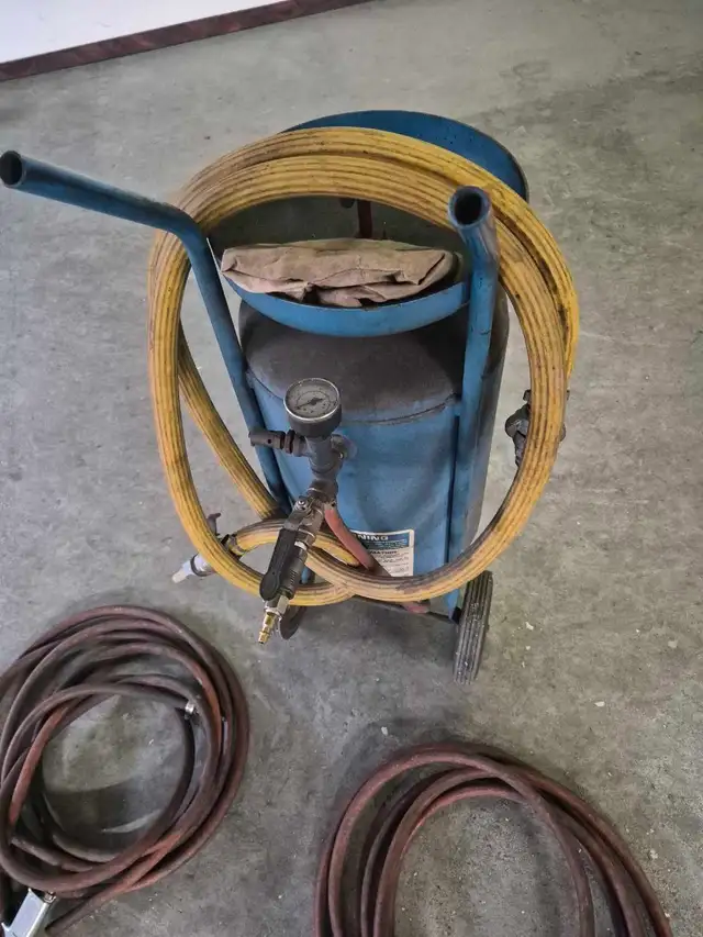 Sand Blasting pot plus 2 guns and hoses - Photo 2