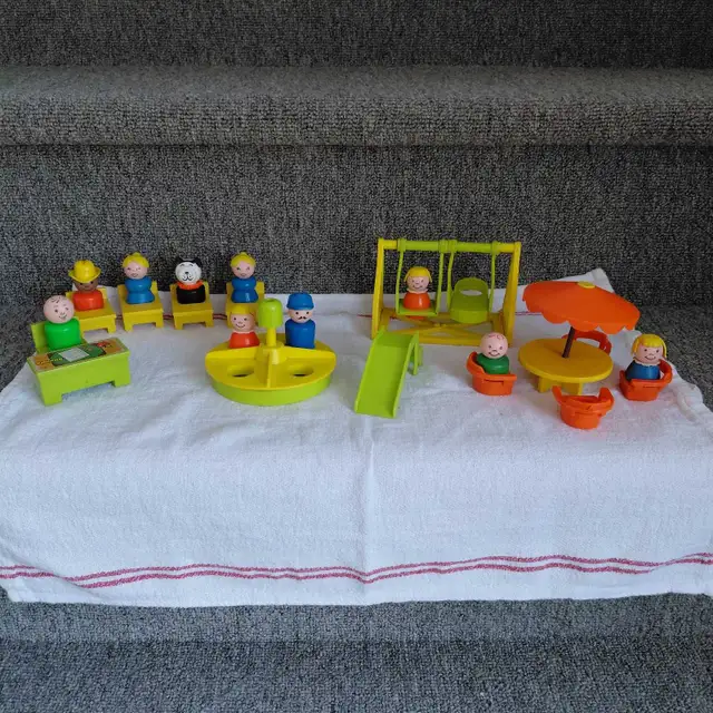 10 Bonhommes Fisher-Price Little People et 14 accessoires