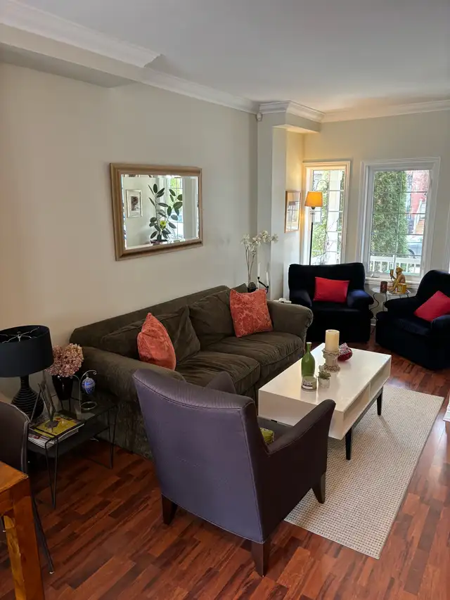 Leslieville, shared accommodations, large bright bedroom - Photo 2