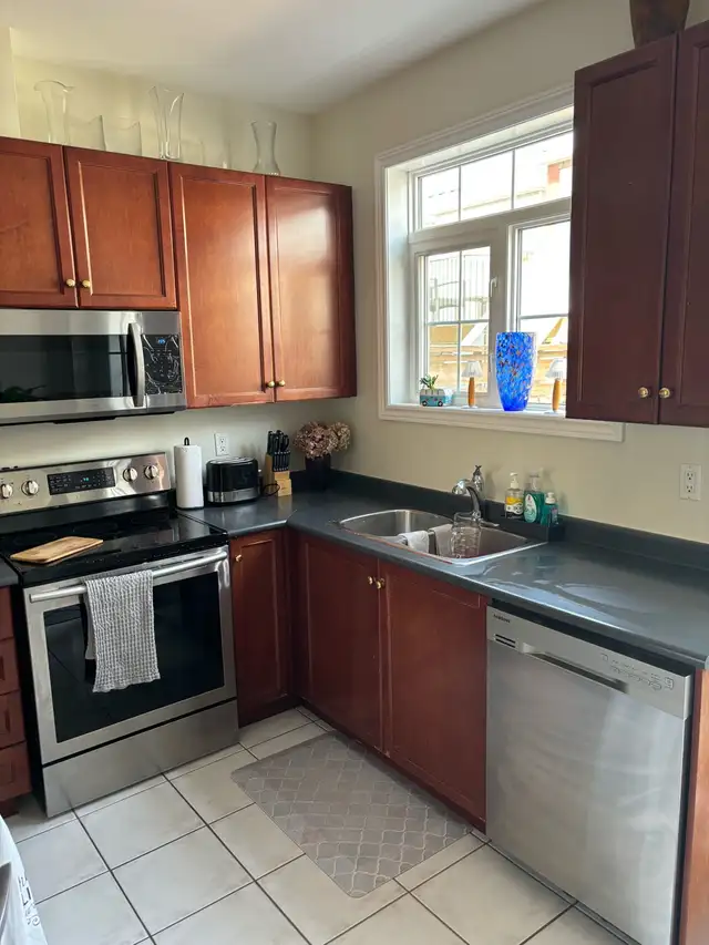 Leslieville, shared accommodations, large bright bedroom - Photo 4