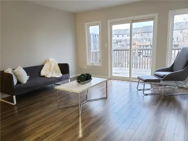 Spacious Room for Rent - Photo 2