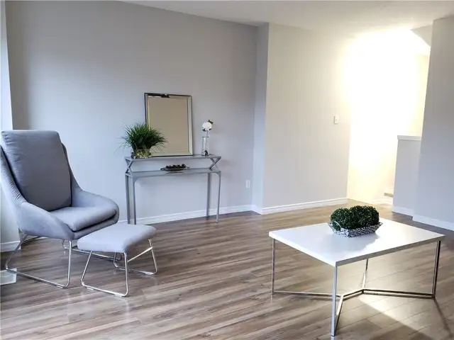 Spacious Room for Rent - Photo 3