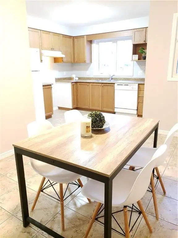 Spacious Room for Rent - Photo 5