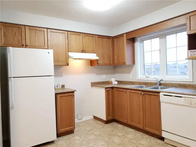 Spacious Room for Rent - Photo 6