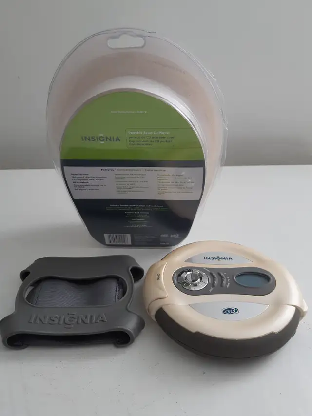 INSIGNIA WALKING SPORT PORTABLE RADIO MP3 CD PLAYER (New)