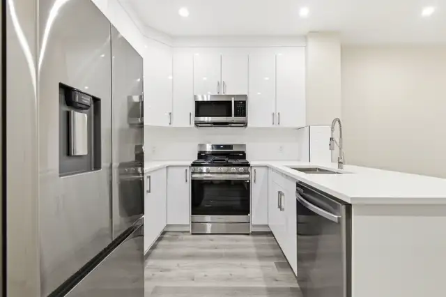 New 3 Bed Townhouse Style- University Area! - Photo 3