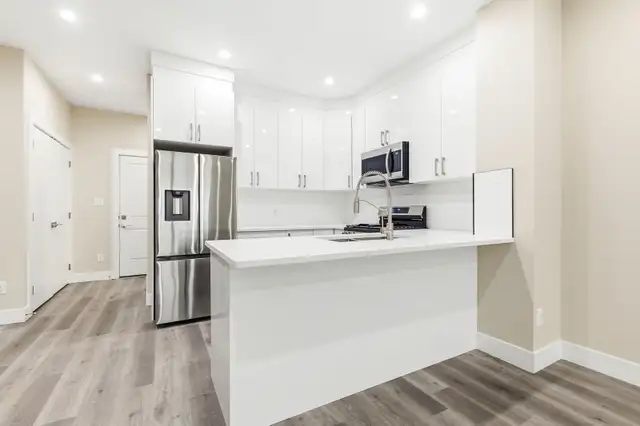 New 3 Bed Townhouse Style- University Area! - Photo 5