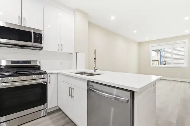 New 3 Bed Townhouse Style- University Area! - Photo 9