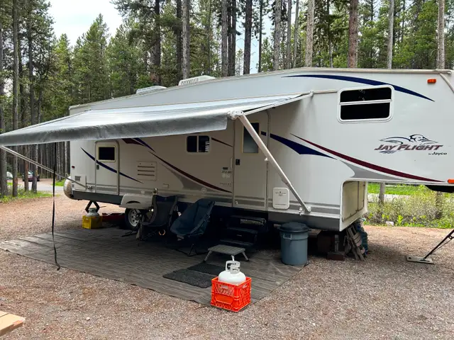 Fifth-Wheel Travel Trailer