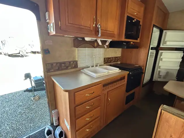 Fifth-Wheel Travel Trailer - Photo 8