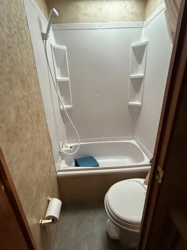 Fifth-Wheel Travel Trailer - Photo 9