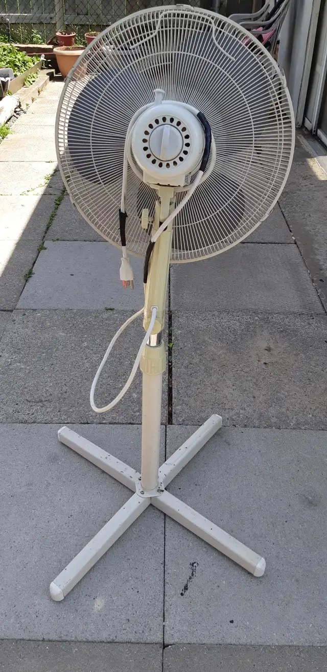 SUPER 16 INCHES 3 SPEED PEDESTAL FLOOR FAN (Like New) - Photo 2