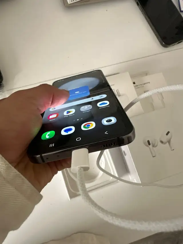 Samsung Galaxy fold flip 5 256GB Airpods/Delivery - Photo 2