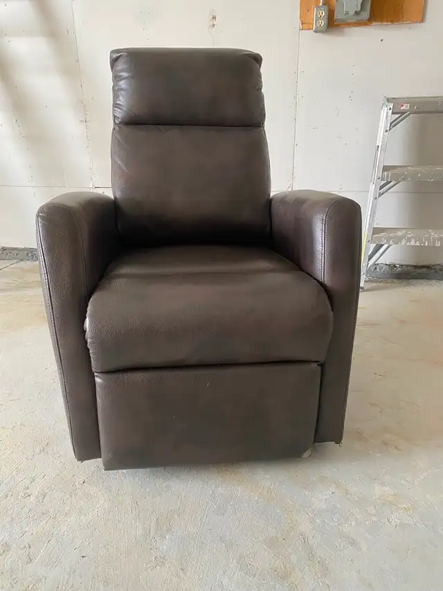 Recliner - Photo 2