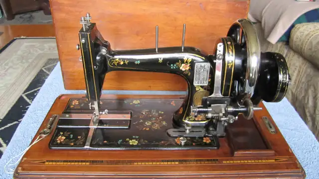 FABULOUS 1901 HAND CRANK SEWING MACHINE MOTHER OF PEARL INLAY - Photo 3