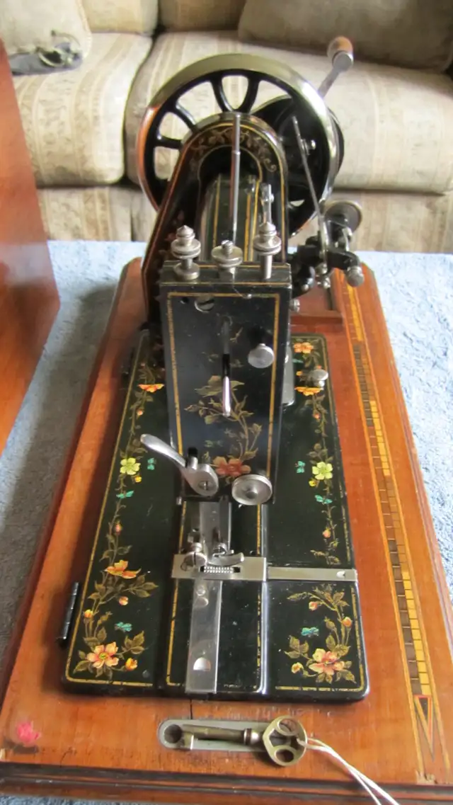 FABULOUS 1901 HAND CRANK SEWING MACHINE MOTHER OF PEARL INLAY - Photo 5