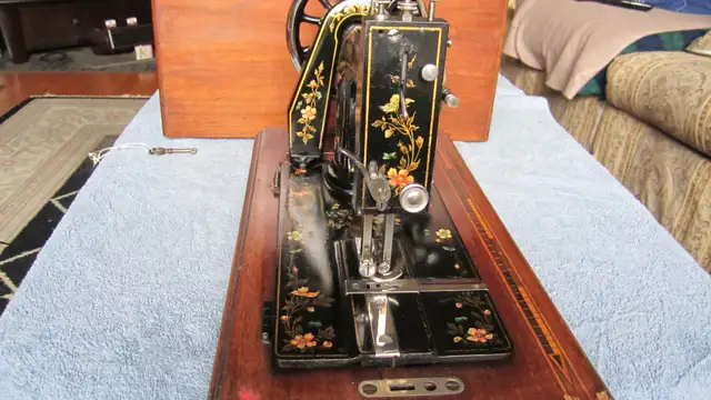 FABULOUS 1901 HAND CRANK SEWING MACHINE MOTHER OF PEARL INLAY - Photo 8