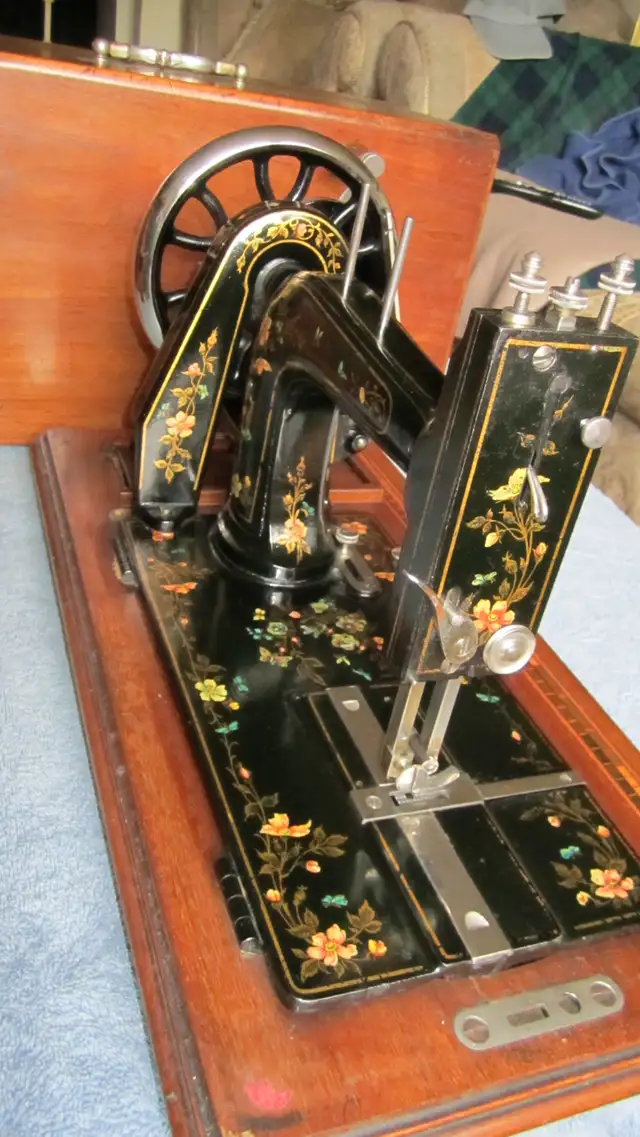 FABULOUS 1901 HAND CRANK SEWING MACHINE MOTHER OF PEARL INLAY - Photo 9