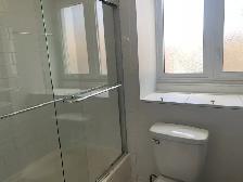 Bright, modern 2-bedroom apartment in Annex - Photo 10