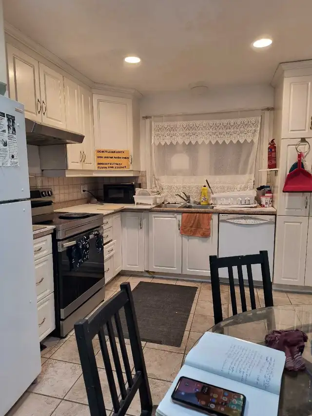 one furnished bedroom - Photo 4