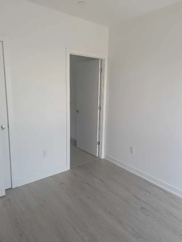 Beautiful Large Master Bedroom w Private Bath - Photo 3