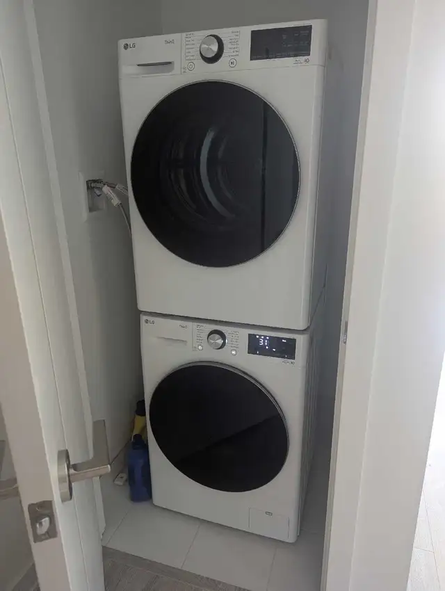 Beautiful Large Master Bedroom w Private Bath - Photo 10