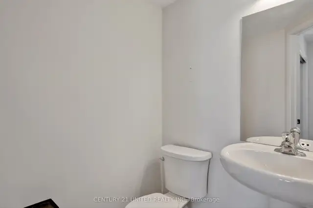 15 Mins. Walk to Trent University! - Bedroom 4 for Rent - Photo 3