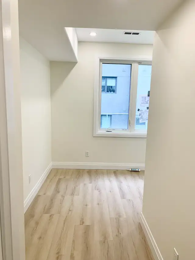 15 Mins. Walk to Trent University! - Bedroom 4 for Rent - Photo 8