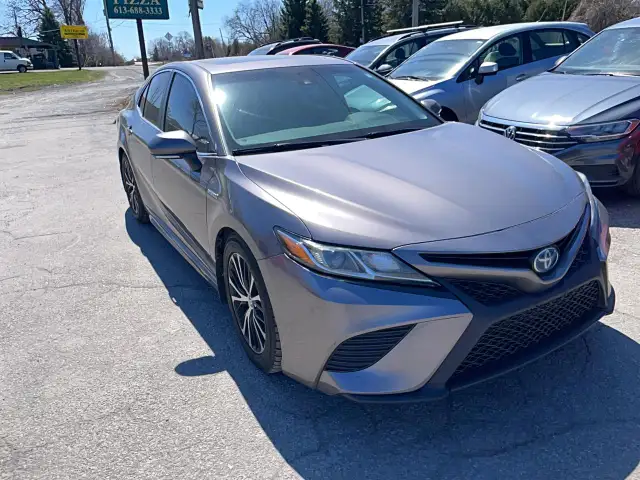 2019 Toyota Camry HYBRID SE - Photo 2