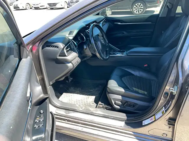 2019 Toyota Camry HYBRID SE - Photo 11