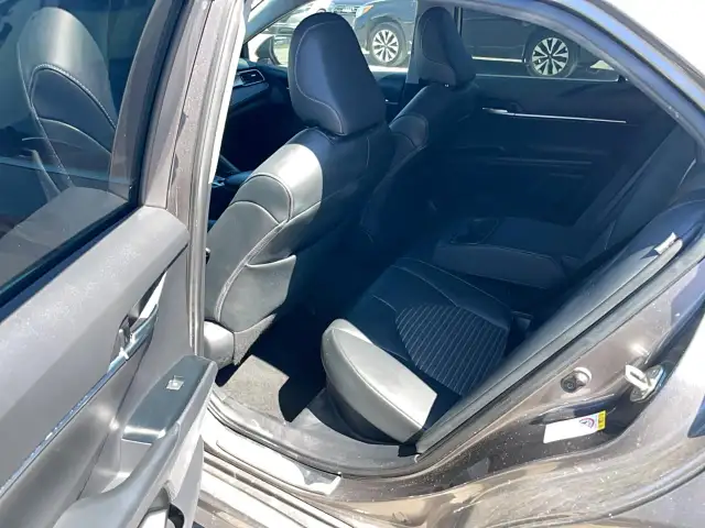 2019 Toyota Camry HYBRID SE - Photo 12