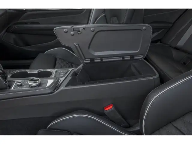 2025 Cadillac CT4-V - Photo 12