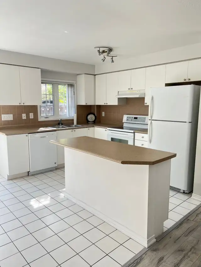 Room in House for Rent by WinstonChurchill & Hwy403 in ErinMills - Photo 4