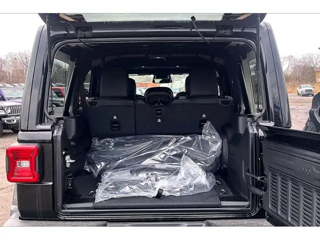 2026 Jeep Wrangler Sahara - Photo 15