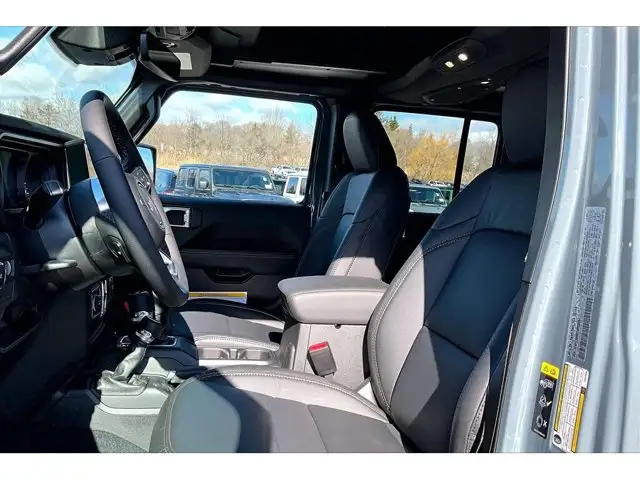 2026 Jeep Wrangler Sahara - Photo 9