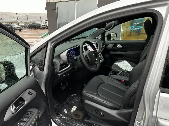 2024 Chrysler Pacifica Touring-L SAVE THOUSANDS!!!! DEMO P... - Photo 12