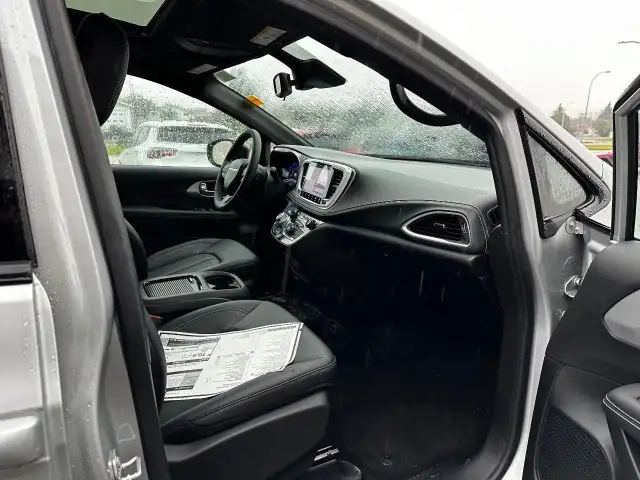 2024 Chrysler Pacifica Touring-L SAVE THOUSANDS!!!! DEMO P... - Photo 14