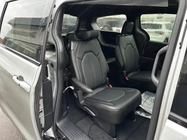 2024 Chrysler Pacifica Touring-L SAVE THOUSANDS!!!! DEMO P... - Photo 15