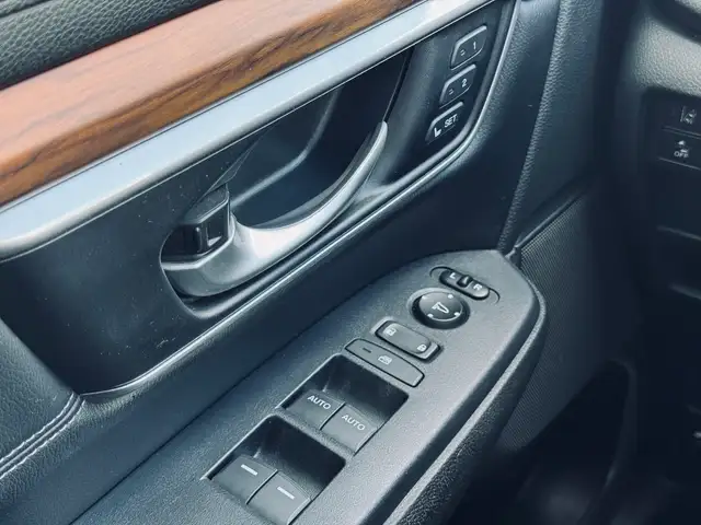 2017 Honda CR-V Touring AWD - Photo 17