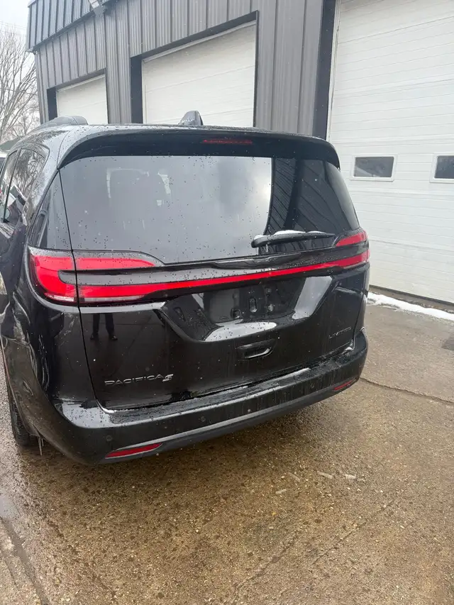 2025 Chrysler Pacifica Limited - Photo 5