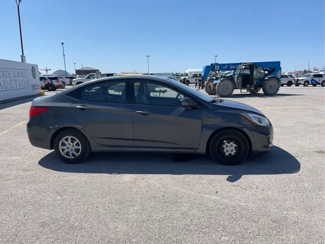 2013 Hyundai ACCENT - Photo 4