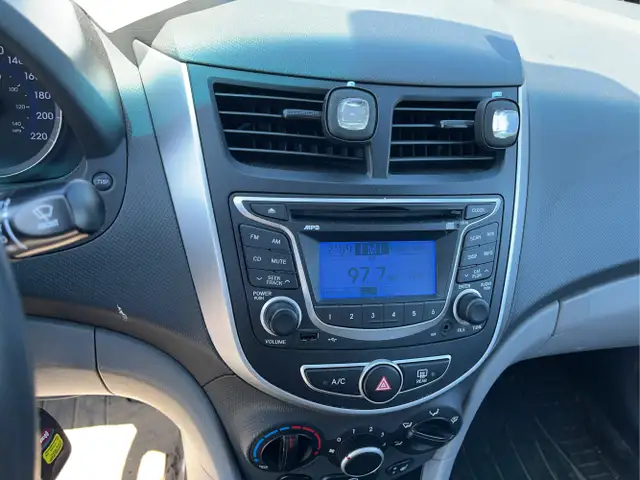 2013 Hyundai ACCENT - Photo 12