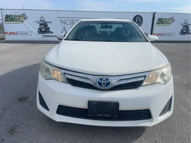 2012 Toyota Camry Hybrid - Photo 2