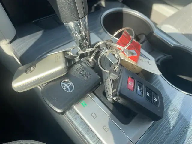 2012 Toyota Camry Hybrid - Photo 13