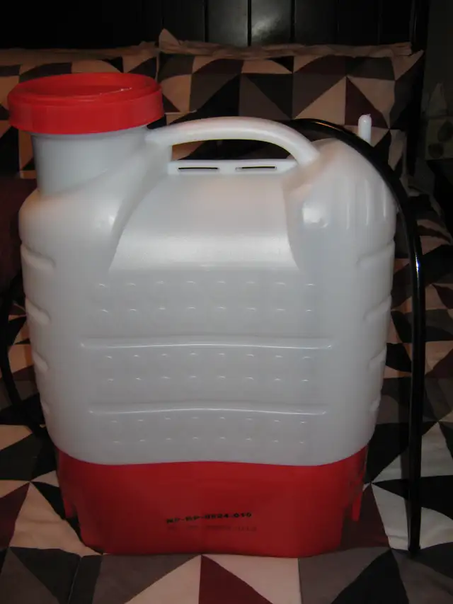 BATTERY POWERED BACKPACK SPRAYER - Photo 2