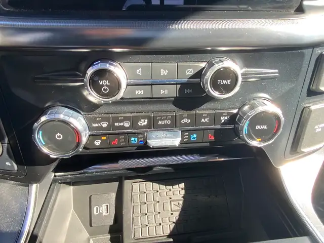 2023 Ford F150 PLATINUM Crew 4x4 FX4 | Heated and Cooled Bucket - Photo 24