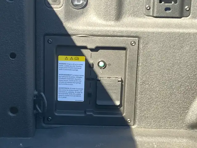 2023 Ford F150 PLATINUM Crew 4x4 FX4 | Heated and Cooled Bucket - Photo 32