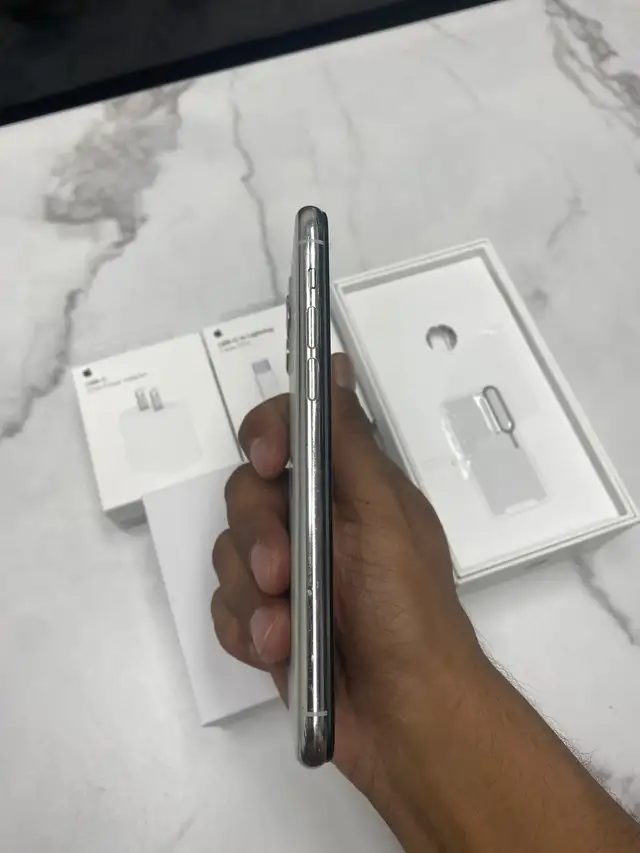 iPhone 11 PRO 256GB Unlocked - Mint Condition! - Photo 5