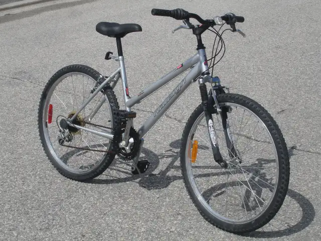 NICE SHAPE FEMALE'S 26' RALEIGH SUMMIT 18 SPD WITH SUSPENSION!