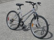 NICE SHAPE FEMALE'S 26' RALEIGH SUMMIT 18 SPD WITH SUSPENSION!